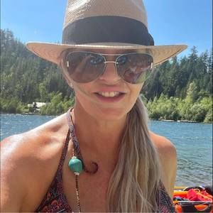 Meet your Posher, Olivia